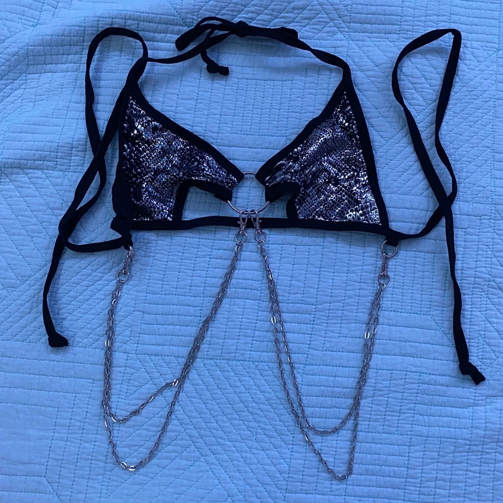 Rave/bikini top with chain accent links